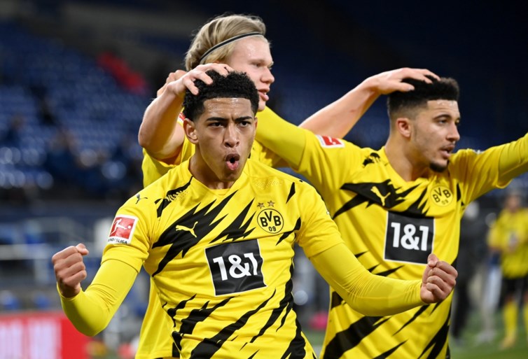 Borussia Dortmund duwt Schalke 04 nog wat dieper in de put in Revierderby, Erling Haaland schittert met wereldgoal