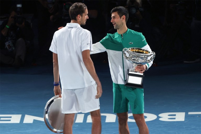 Novak Djokovic wint voor negende keer Australian Open na demonstratie tegen Medvedev