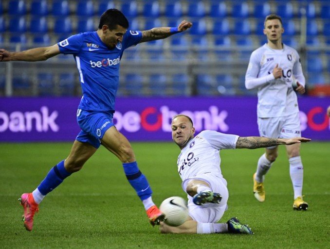 Heerlijk afstandsschot en halve panenka van Beerschot brengen Genk (en coach John van den Brom) in vieze papieren