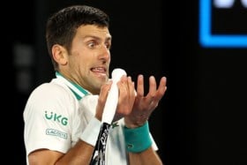Novak Djokovic wint voor negende keer Australian Open na demonstratie tegen Medvedev