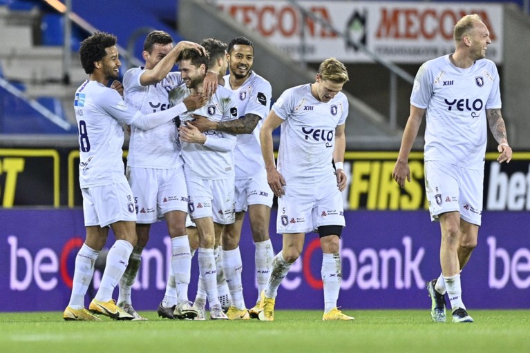 Heerlijk afstandsschot en halve panenka van Beerschot brengen Genk (en coach John van den Brom) in vieze papieren