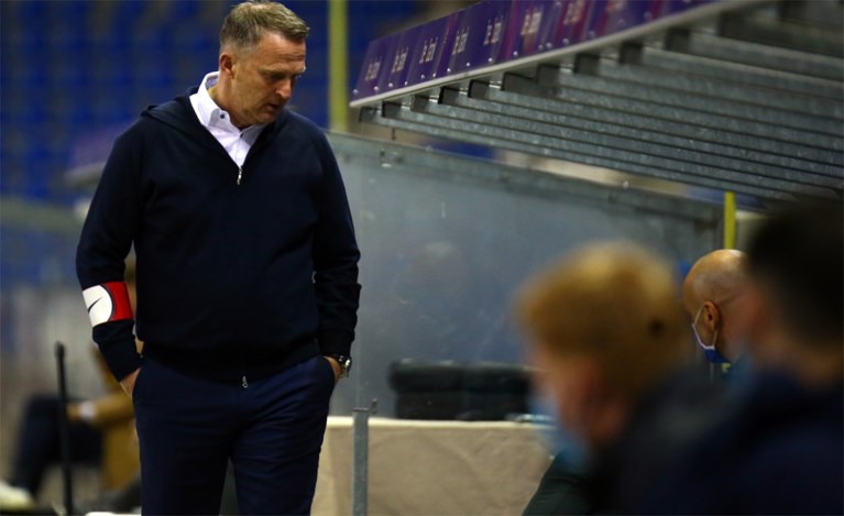Heerlijk afstandsschot en halve panenka van Beerschot brengen Genk (en coach John van den Brom) in vieze papieren