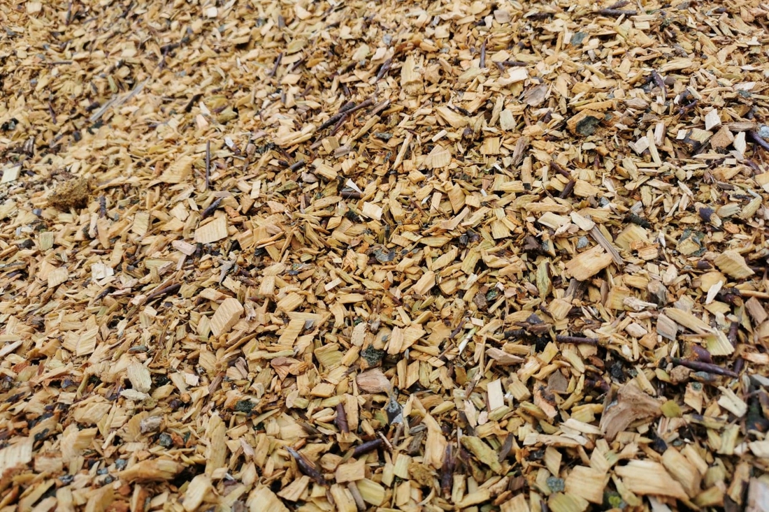 Gratis gehakseld hout af te halen op containerpark (Brakel) Het