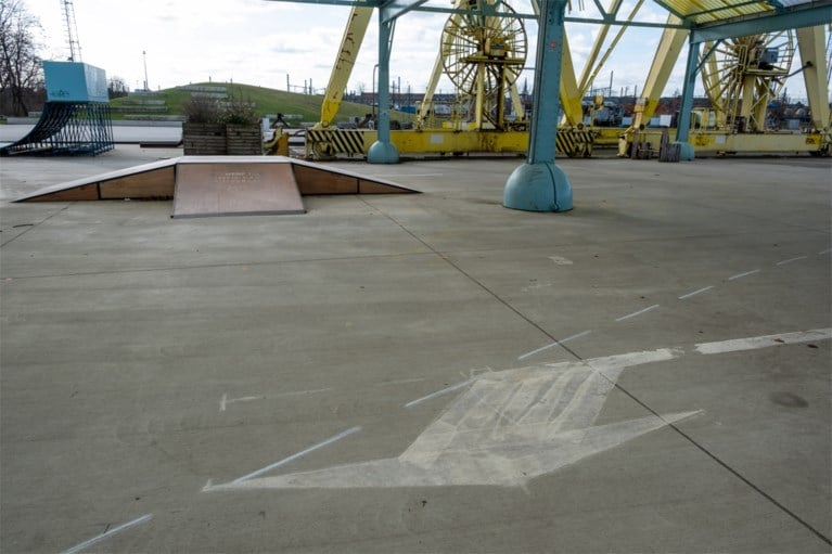 Pijlen leiden wagens door skatepark op Spoor Oost, stad past fout aan