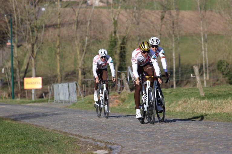 Drukke dag aan de Haaghoek: heel wat ploegen verkennen Omloop Het Nieuwsblad onder lentezonnetje