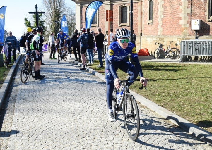 Drukke dag aan de Haaghoek: heel wat ploegen verkennen Omloop Het Nieuwsblad onder lentezonnetje