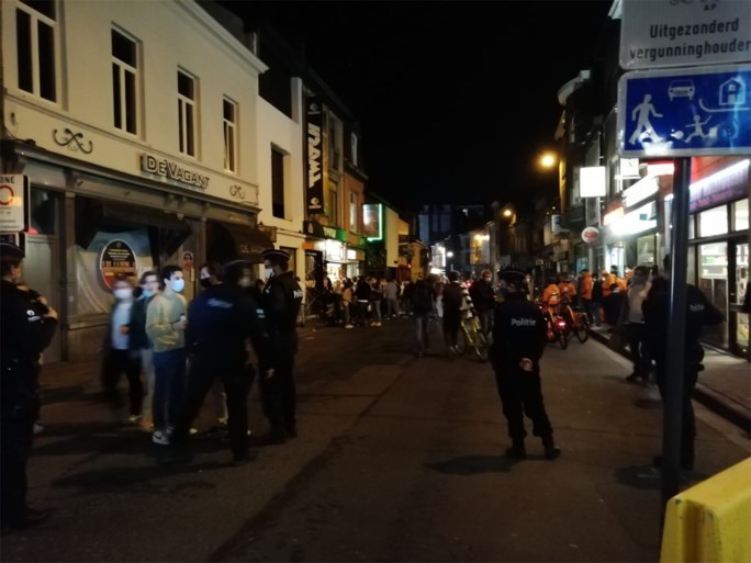 Duizend mensen op Sint-Pietersplein, tot de politie besluit dat het genoeg geweest is