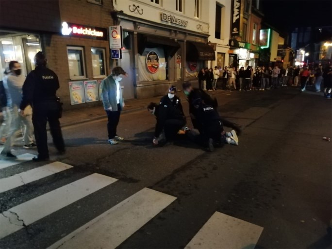 Duizend mensen op Sint-Pietersplein, tot de politie besluit dat het genoeg geweest is