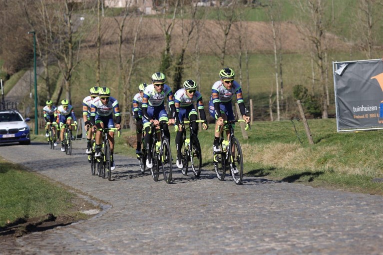 Drukke dag aan de Haaghoek: heel wat ploegen verkennen Omloop Het Nieuwsblad onder lentezonnetje