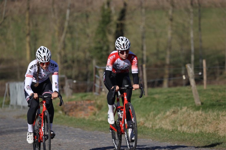 Drukke dag aan de Haaghoek: heel wat ploegen verkennen Omloop Het Nieuwsblad onder lentezonnetje