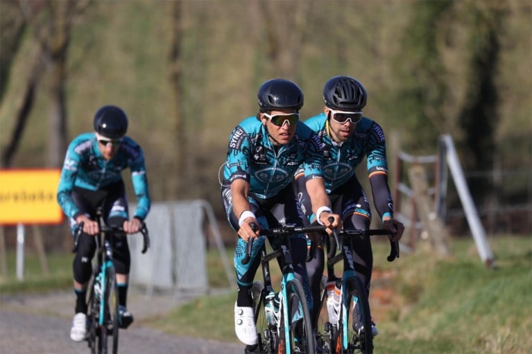 Drukke dag aan de Haaghoek: heel wat ploegen verkennen Omloop Het Nieuwsblad onder lentezonnetje