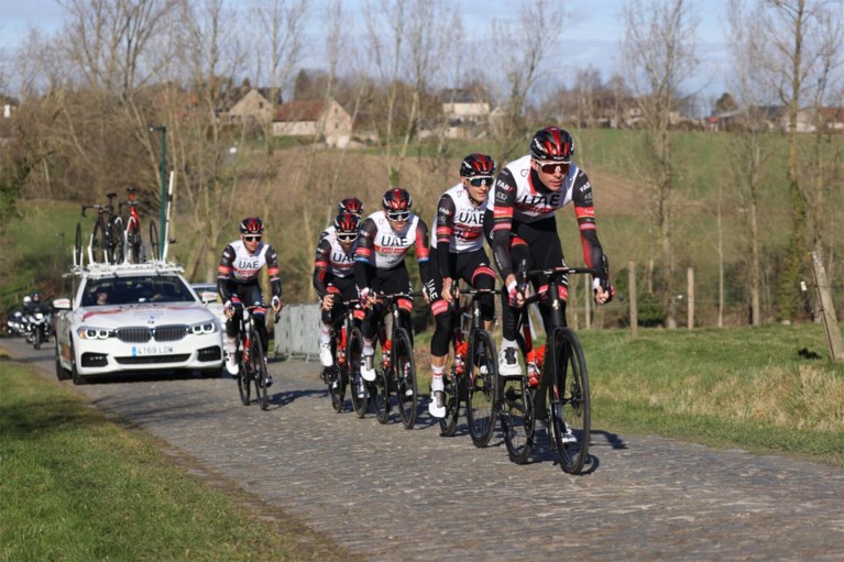 Drukke dag aan de Haaghoek: heel wat ploegen verkennen Omloop Het Nieuwsblad onder lentezonnetje
