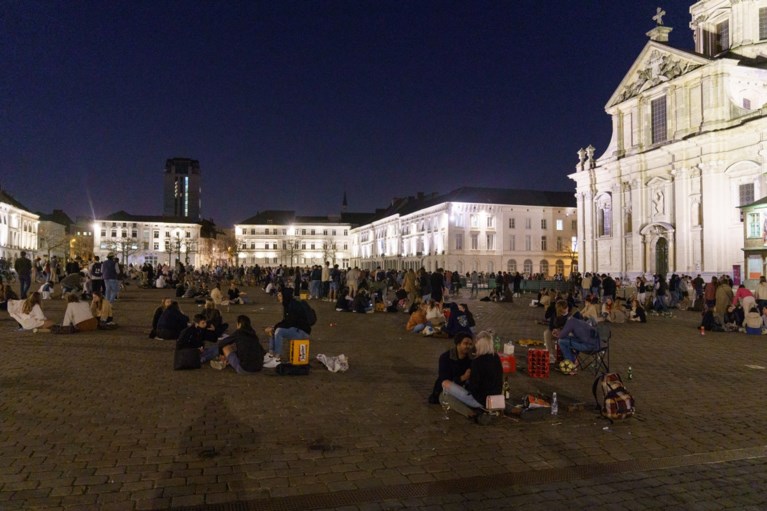 Duizend mensen op Sint-Pietersplein, tot de politie besluit dat het genoeg geweest is