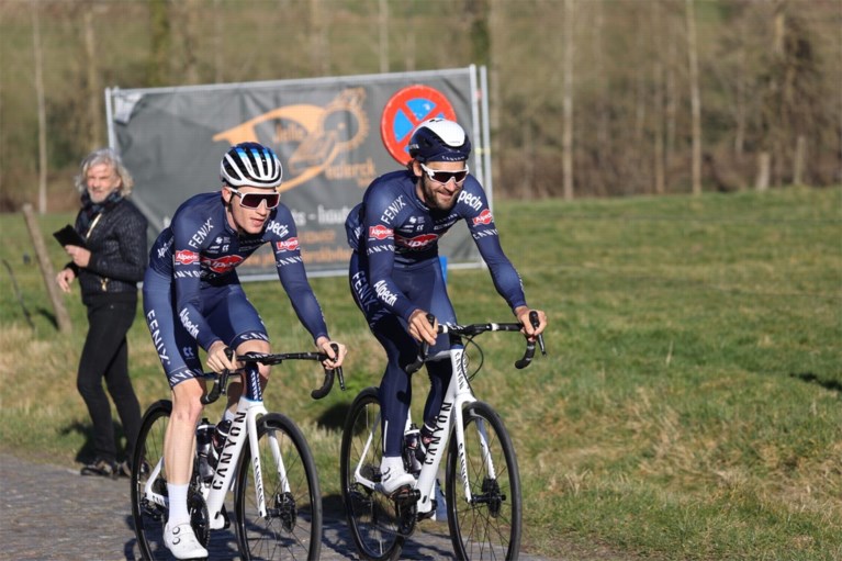 Drukke dag aan de Haaghoek: heel wat ploegen verkennen Omloop Het Nieuwsblad onder lentezonnetje