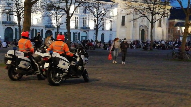 Duizend mensen op Sint-Pietersplein, tot de politie besluit dat het genoeg geweest is
