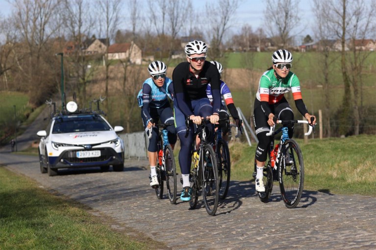 Drukke dag aan de Haaghoek: heel wat ploegen verkennen Omloop Het Nieuwsblad onder lentezonnetje