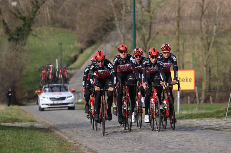 Wereldkampioen Alaphilippe verkent in zijn eentje Omloop Het Nieuwsblad, Philippe Gilbert neemt Lotto Soudal op sleeptouw