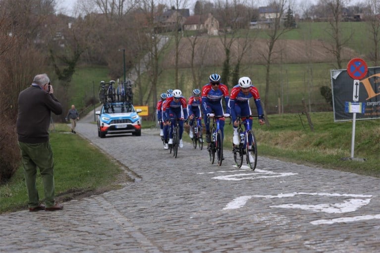 Wereldkampioen Alaphilippe verkent in zijn eentje Omloop Het Nieuwsblad, Philippe Gilbert neemt Lotto Soudal op sleeptouw