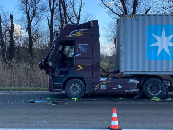 Auto botst op vrachtwagen terwijl wegpolitie controle uitvoert: lange file op E19