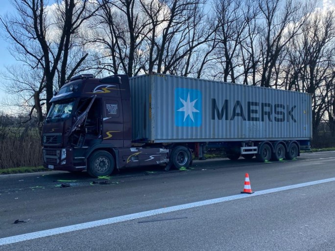 Auto botst op vrachtwagen terwijl wegpolitie controle uitvoert: lange file op E19