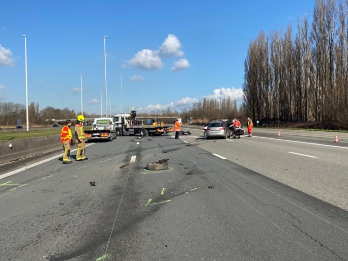Auto botst op vrachtwagen terwijl wegpolitie controle uitvoert: lange file op E19