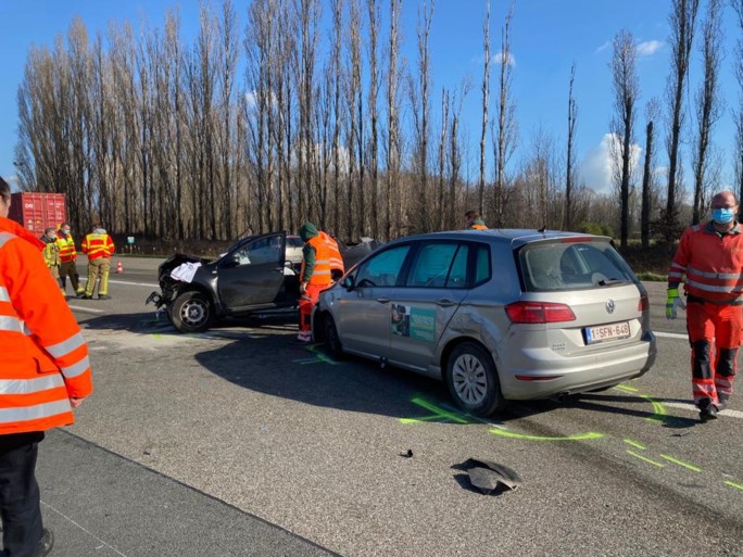 Auto botst op vrachtwagen terwijl wegpolitie controle uitvoert: lange file op E19