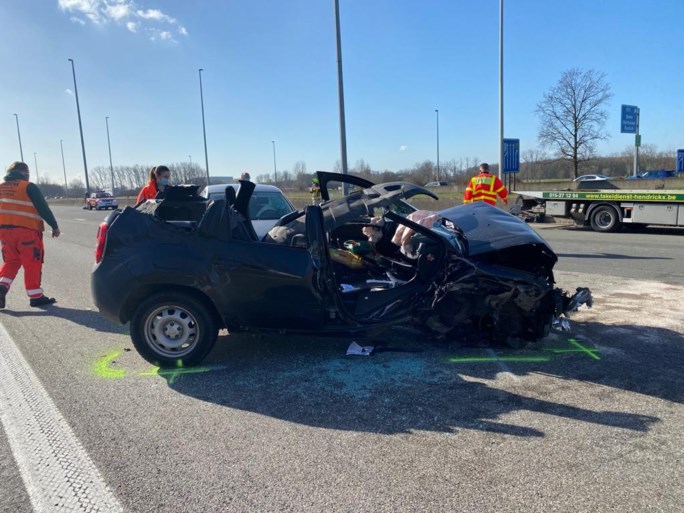 Auto botst op vrachtwagen terwijl wegpolitie controle uitvoert: lange file op E19