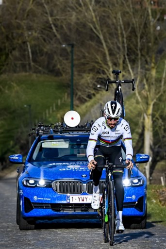 Wereldkampioen Julian Alaphilippe ziet zichzelf niet als topfavoriet voor de Omloop: “Helaas kan ik niet stoppen op de Muur om nog een mattentaartje te eten”