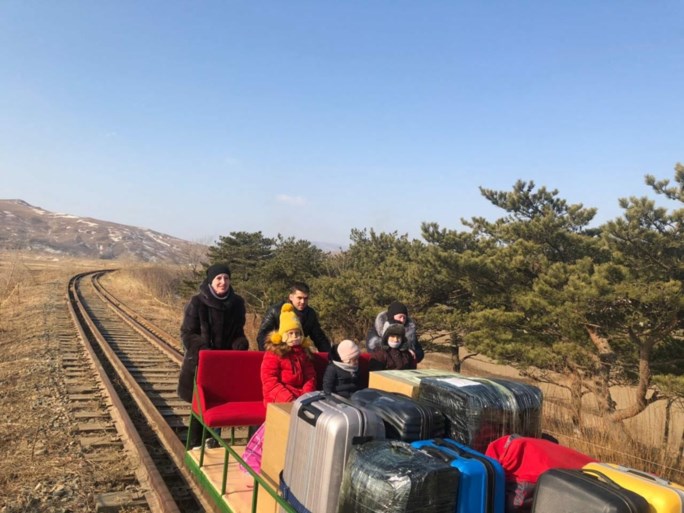 Russische diplomaten verlaten Noord-Korea in handgeduwd karretje