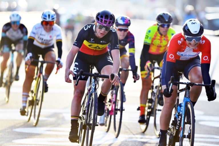 Wereldkampioene Anna van der Breggen soleert naar winst in Omloop Het Nieuwsblad voor dames