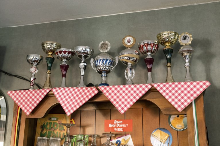 Mijn gedacht! Emily en Eddy wonen in het café van FC De Kampioenen