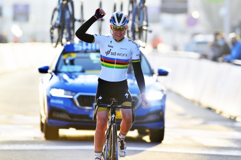 Wereldkampioene Anna van der Breggen soleert naar winst in Omloop Het Nieuwsblad voor dames