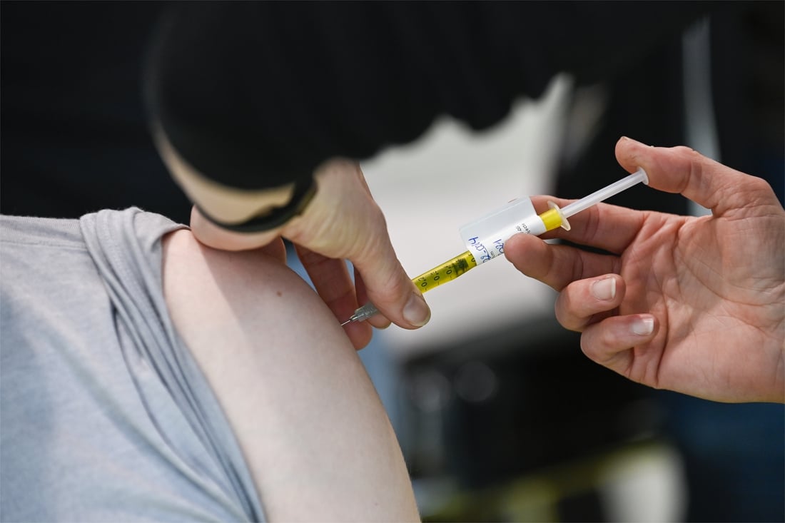 Tweede dosis coronavaccin veroorzaakt fellere bijwerkingen dan eerste: “Eerste kennismaking afstandelijk, tweede heftiger”