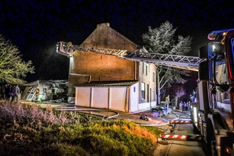 Man loopt derdegraads brandwonden op bij woningbrand, ook vrouw afgevoerd naar ziekenhuis
