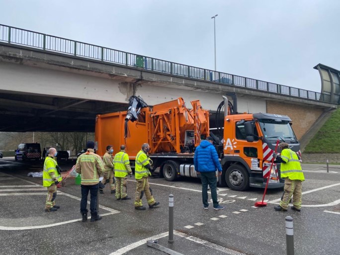 Reinigingswagen blijft steken onder brug in Deurne