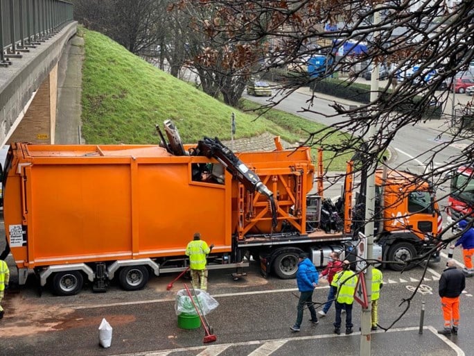 Reinigingswagen blijft steken onder brug in Deurne