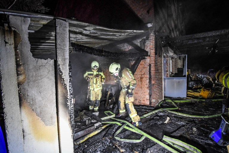 Man loopt derdegraads brandwonden op bij woningbrand, ook vrouw afgevoerd naar ziekenhuis