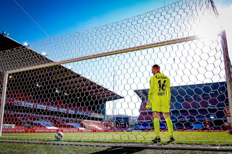 Anderlecht wint tegen Standard voor het eerst in drie matchen en behoudt aansluiting met top vier