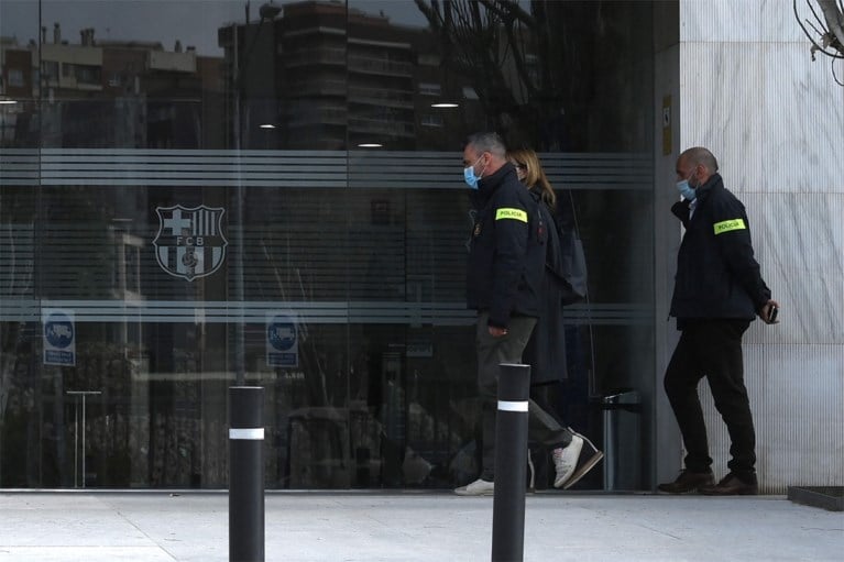 Politie valt binnen bij FC Barcelona: “Ex-voorzitter Josep Bartomeu gearresteerd in corruptieonderzoek”