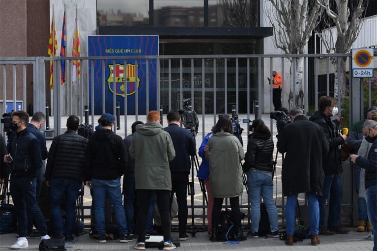 Politie valt binnen bij FC Barcelona: “Ex-voorzitter Josep Bartomeu gearresteerd in corruptieonderzoek”
