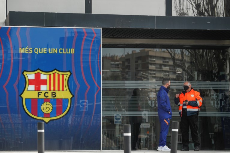 Politie valt binnen bij FC Barcelona: “Ex-voorzitter Josep Bartomeu gearresteerd in corruptieonderzoek”