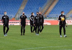 Kafka in Italië: spelers Lazio wachten op tegenstander die niet mag reizen, bond weigert af te gelasten
