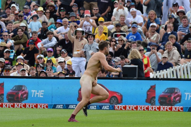 Volgepakt stadion door het dolle heen nadat streaker op indrukwekkende wijze ontsnapt door het publiek