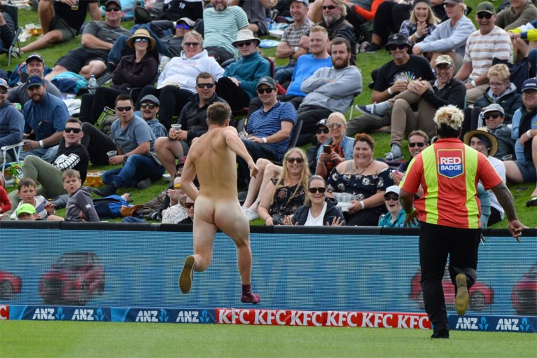 Volgepakt stadion door het dolle heen nadat streaker op indrukwekkende wijze ontsnapt door het publiek