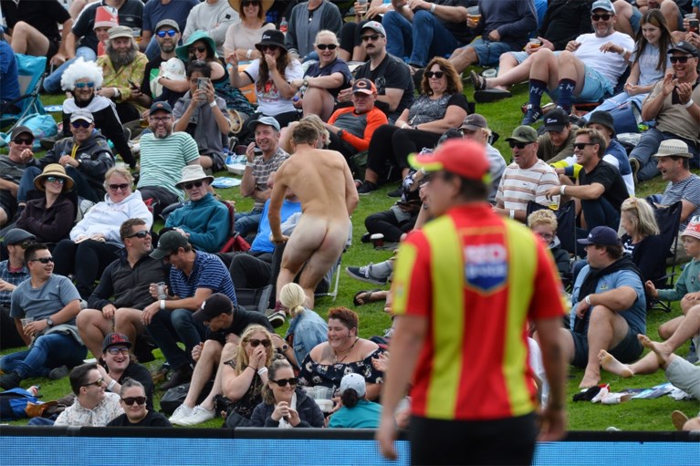 Volgepakt stadion door het dolle heen nadat streaker op indrukwekkende wijze ontsnapt door het publiek