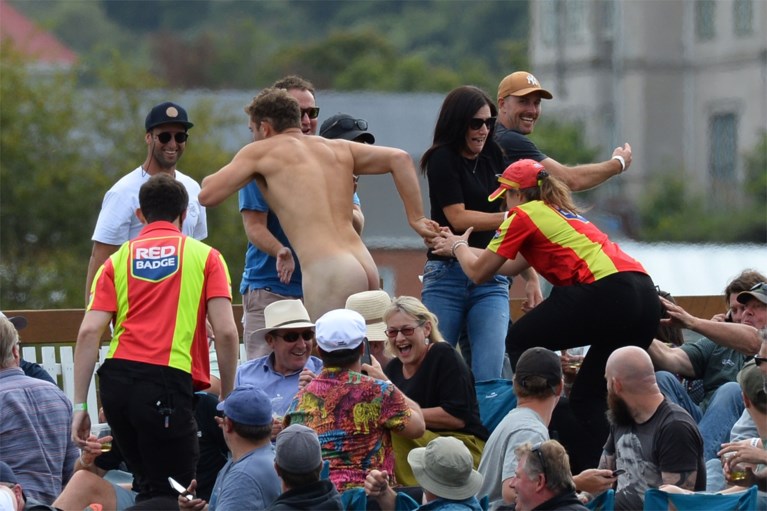 Volgepakt stadion door het dolle heen nadat streaker op indrukwekkende wijze ontsnapt door het publiek