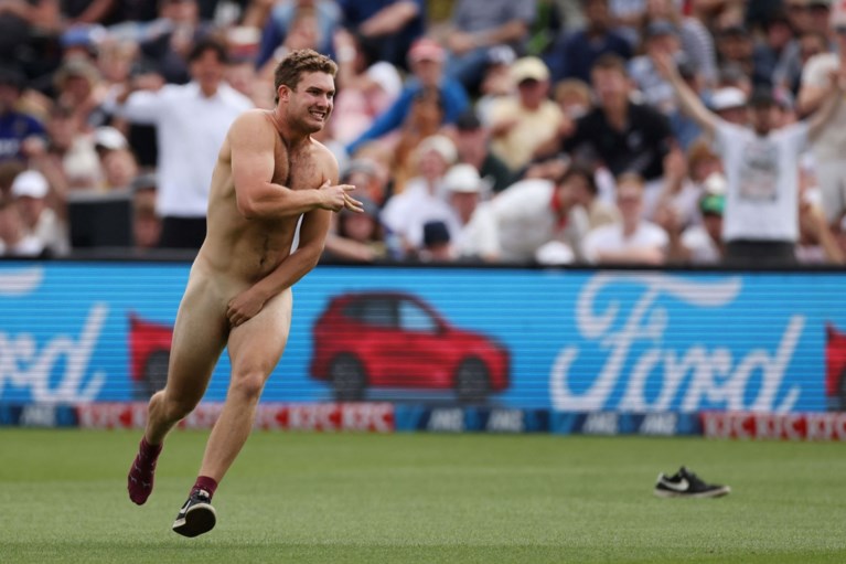 Volgepakt stadion door het dolle heen nadat streaker op indrukwekkende wijze ontsnapt door het publiek