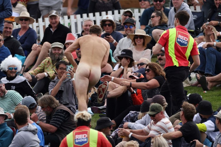 Volgepakt stadion door het dolle heen nadat streaker op indrukwekkende wijze ontsnapt door het publiek