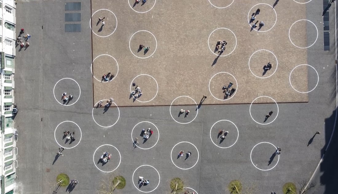 Houden Gentse studenten zich aan de cirkels? Drone filmt opvallende beelden van Sint-Pietersplein