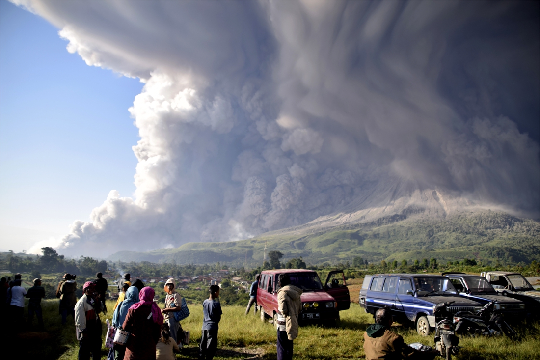 Een vulkaan in Indonesië die as en rotsen spuwt